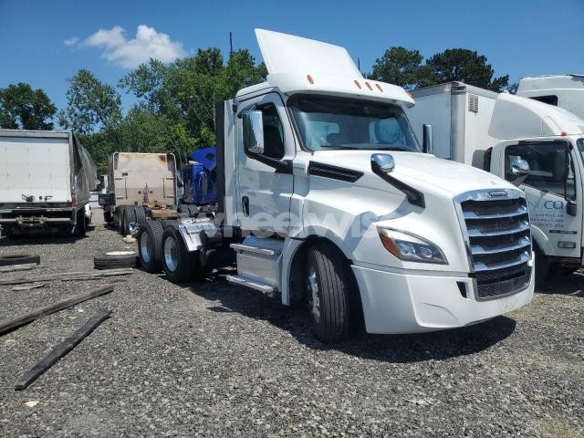 Photo 2 of 2019 FREIGHTLINER CASCADIA 126 (VIN 3AKJHLDV9KSKD4765)
