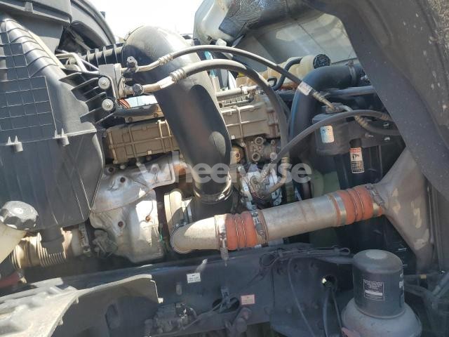 Photo 3 of 2019 FREIGHTLINER CASCADIA 126 (VIN 3AKJHLDV9KSKD4765)