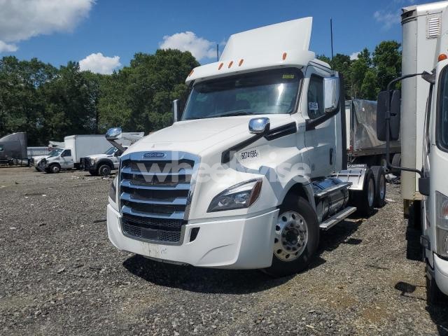 Photo 4 of 2019 FREIGHTLINER CASCADIA 126 (VIN 3AKJHLDV9KSKD4765)