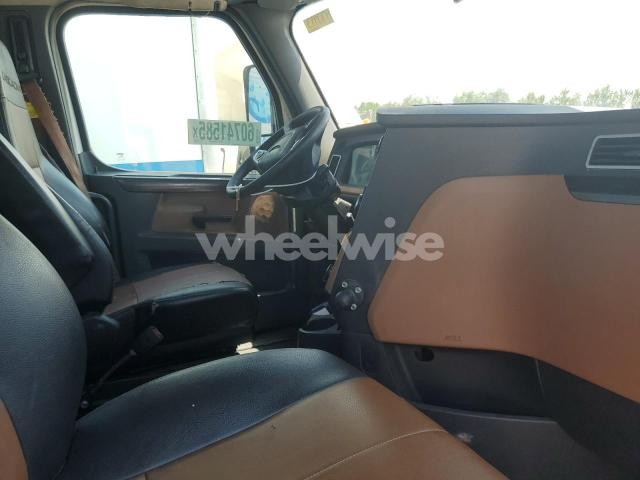 Photo 6 of 2019 FREIGHTLINER CASCADIA 126 (VIN 3AKJHLDV9KSKD4765)