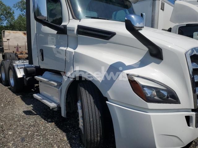 Photo 7 of 2019 FREIGHTLINER CASCADIA 126 (VIN 3AKJHLDV9KSKD4765)