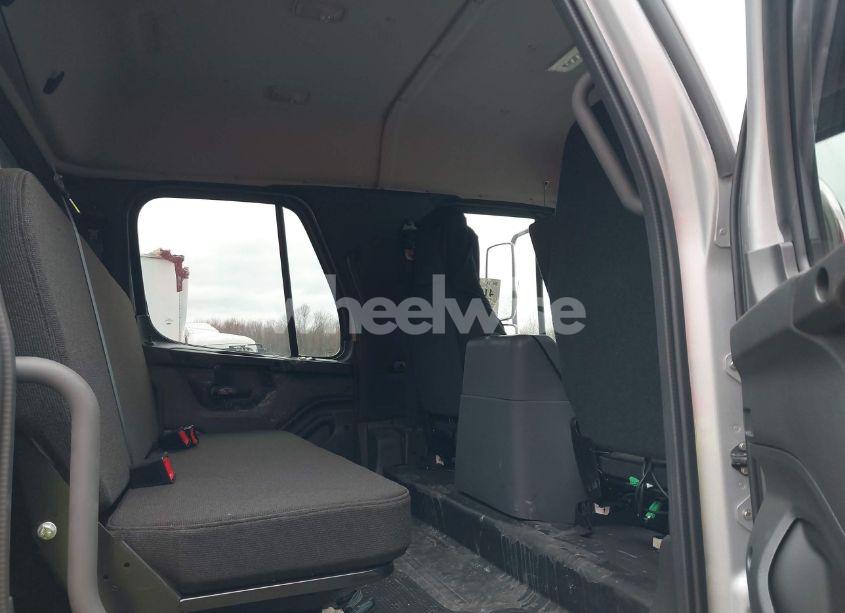 Photo 12 of 2025 Freightliner M2 106 (VIN 3ALACWFC5SDVU7053)