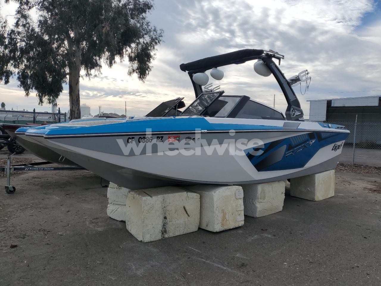 Photo 2 of 2017 TIGE RZX2 (VIN 3B7HF12YXXG131095)