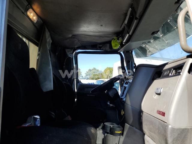 Photo 2 of 2020 KENWORTH CONSTRUCTION T400 (VIN 3BKBXJEX4LF392282)