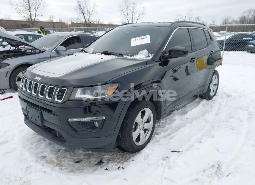 Photo 2 of 2018 Jeep Compass LATITUDE FWD (VIN 3C4NJCBB0JT293129)