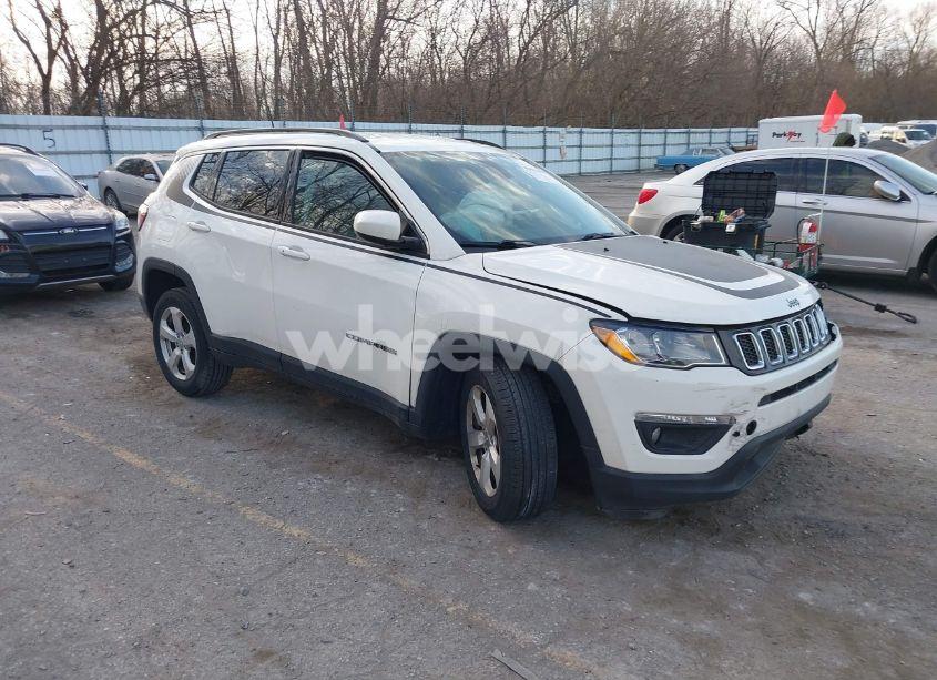 2018 Jeep Compass LATITUDE FWD (VIN 3C4NJCBB2JT108465) main photo