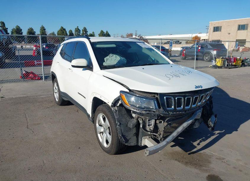 2019 Jeep Compass LATITUDE FWD (VIN 3C4NJCBB4KT819831) main photo