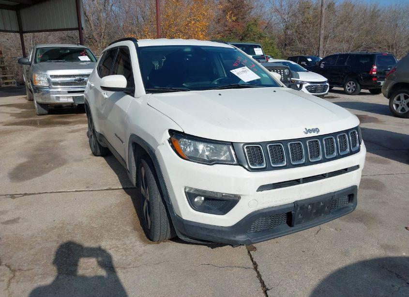 2018 Jeep Compass LATITUDE FWD (VIN 3C4NJCBB6JT102264) main photo