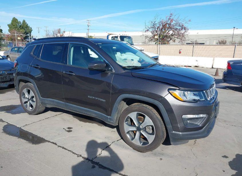 2018 Jeep Compass LATITUDE FWD (VIN 3C4NJCBB6JT102877) main photo