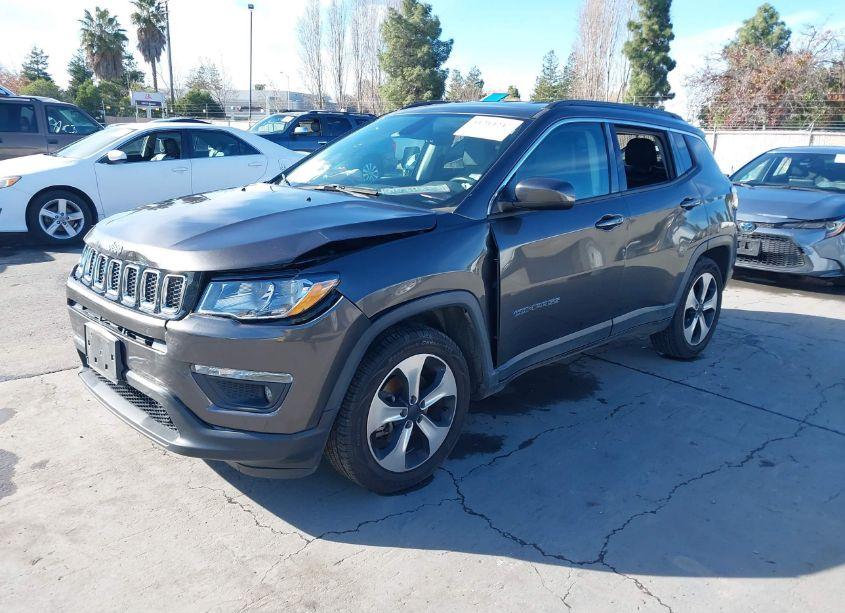 Photo 2 of 2018 Jeep Compass LATITUDE FWD (VIN 3C4NJCBB6JT102877)