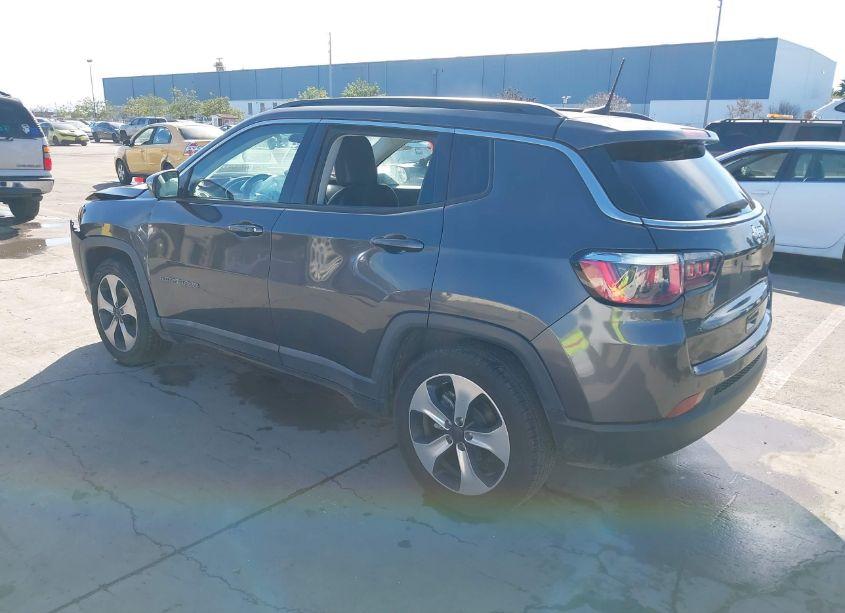Photo 3 of 2018 Jeep Compass LATITUDE FWD (VIN 3C4NJCBB6JT102877)