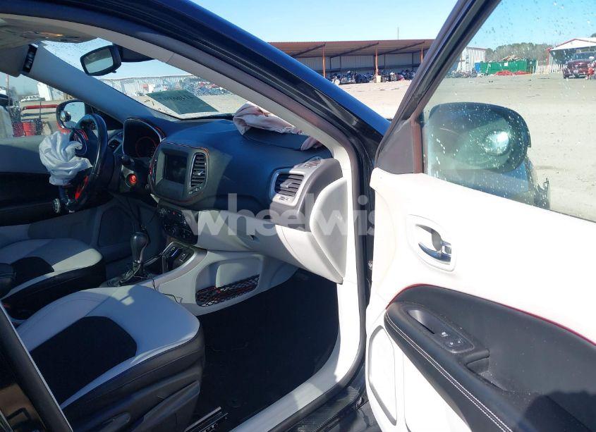 Photo 5 of 2019 Jeep Compass SUN AND WHEEL FWD (VIN 3C4NJCBB6KT843676)