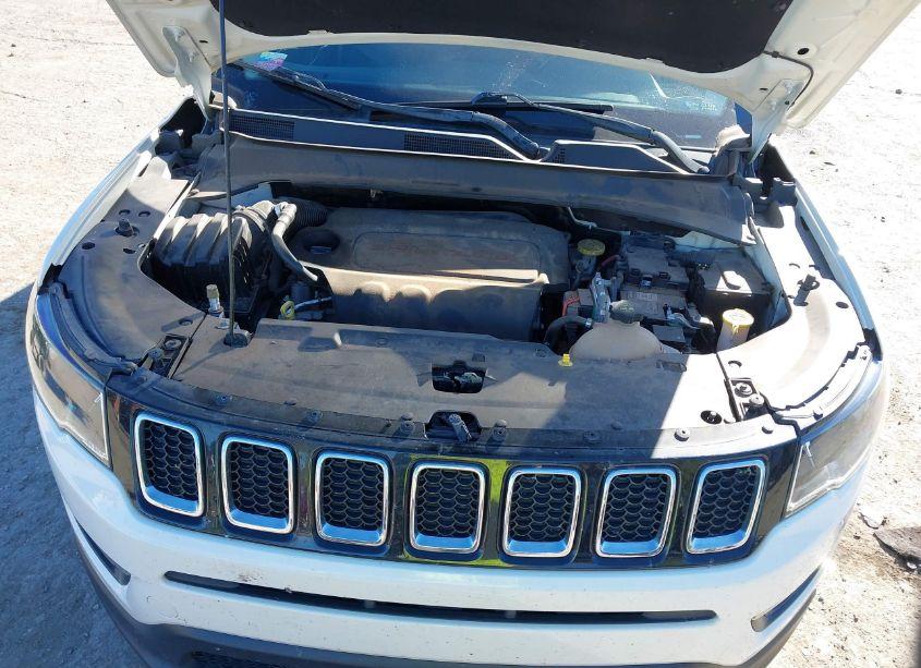 Photo 10 of 2018 Jeep Compass LATITUDE FWD (VIN 3C4NJCBB7JT186577)