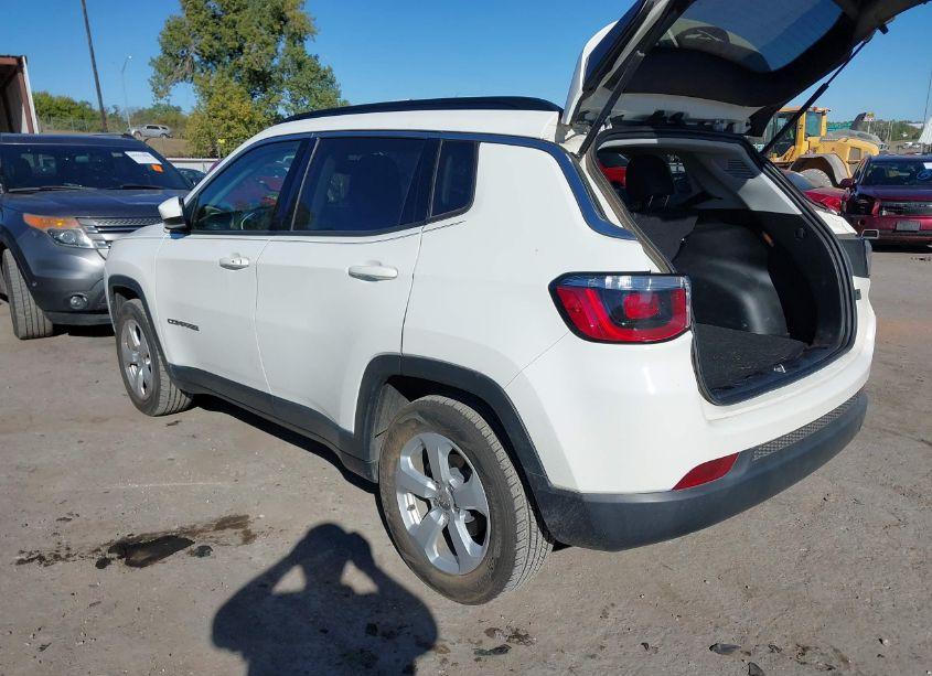 Photo 3 of 2018 Jeep Compass LATITUDE FWD (VIN 3C4NJCBB7JT186577)