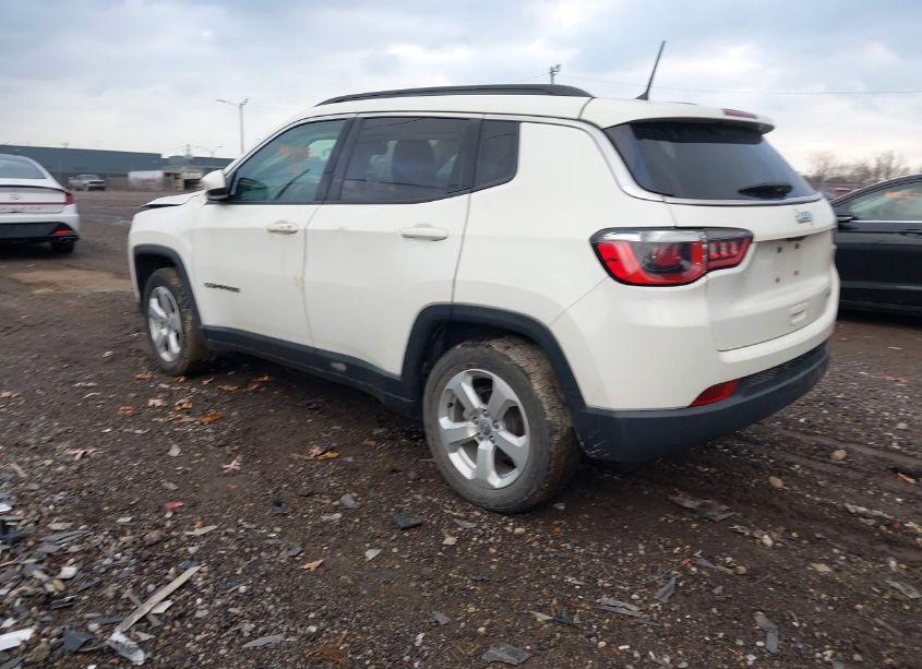 Photo 3 of 2018 Jeep Compass LATITUDE FWD (VIN 3C4NJCBB7JT322318)
