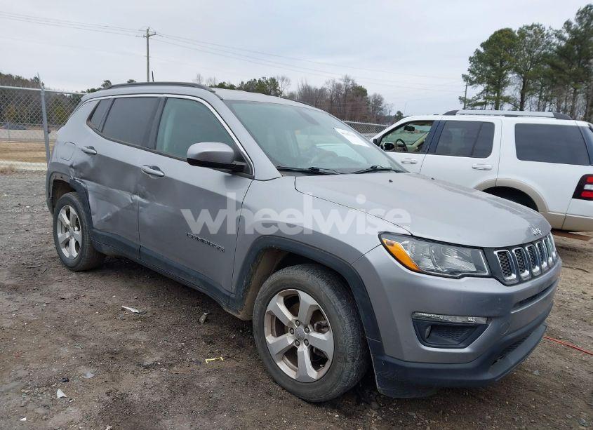 2018 Jeep Compass LATITUDE FWD (VIN 3C4NJCBB8JT134052) main photo