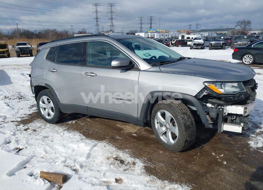2018 Jeep Compass LATITUDE FWD (VIN 3C4NJCBB8JT272416) main photo