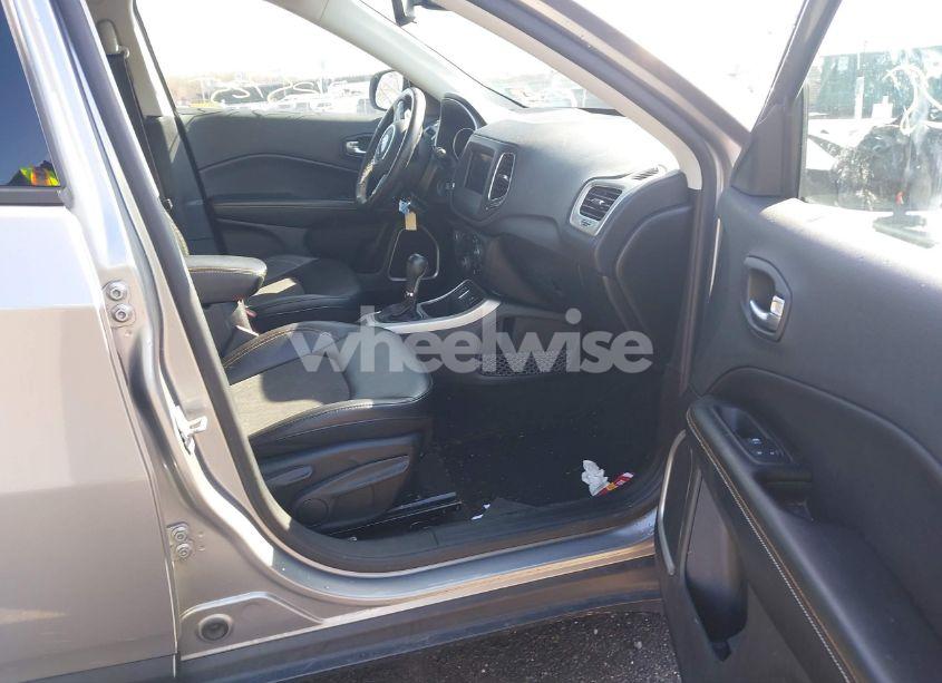 Photo 5 of 2019 Jeep Compass LATITUDE FWD (VIN 3C4NJCBB9KT736881)