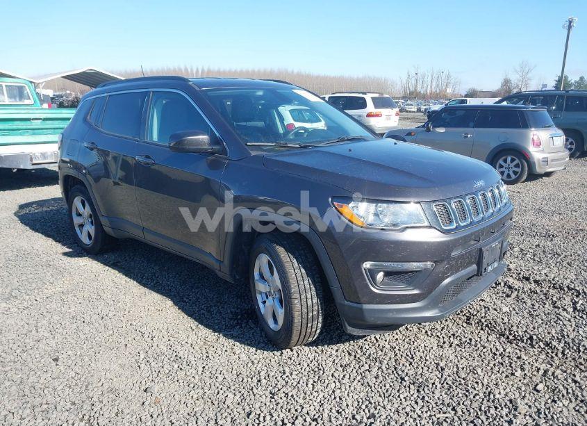 2018 Jeep Compass LATITUDE 4X4 (VIN 3C4NJDBB0JT114948) main photo