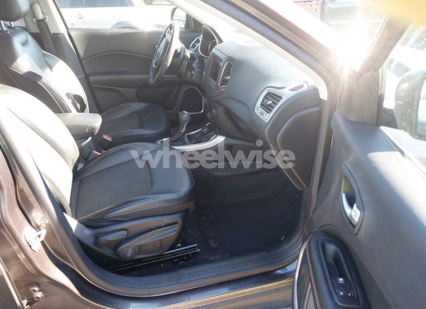 Photo 5 of 2018 Jeep Compass LATITUDE 4X4 (VIN 3C4NJDBB0JT114948)