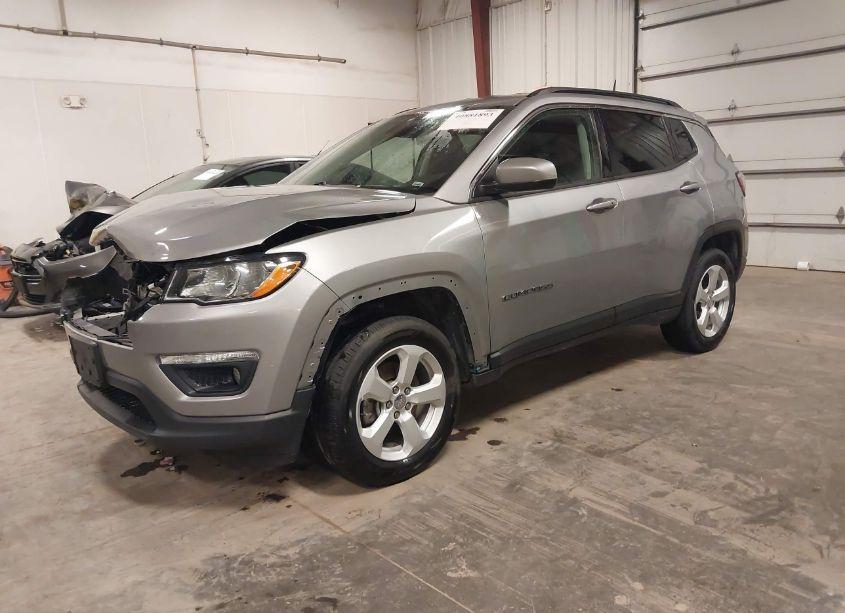 Photo 2 of 2018 Jeep Compass LATITUDE 4X4 (VIN 3C4NJDBB0JT256913)