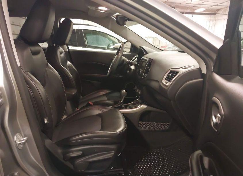 Photo 5 of 2018 Jeep Compass LATITUDE 4X4 (VIN 3C4NJDBB0JT256913)