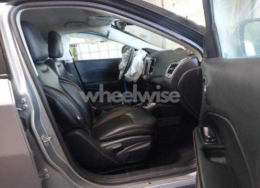 Photo 4 of 2018 Jeep Compass LATITUDE 4X4 (VIN 3C4NJDBB0JT264350)