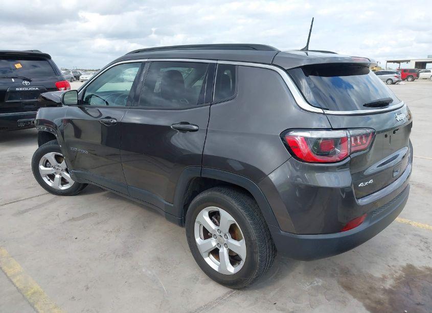 Photo 3 of 2018 Jeep Compass LATITUDE 4X4 (VIN 3C4NJDBB0JT308038)
