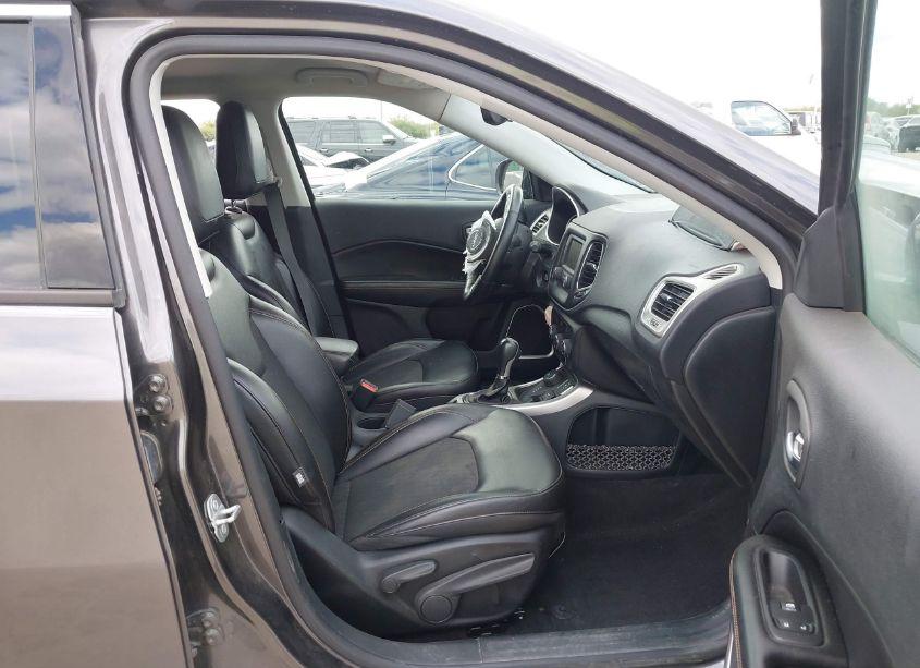 Photo 5 of 2018 Jeep Compass LATITUDE 4X4 (VIN 3C4NJDBB0JT308038)