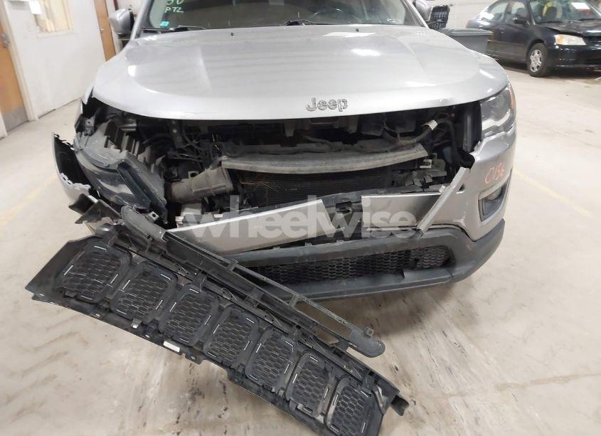 Photo 6 of 2018 Jeep Compass LATITUDE 4X4 (VIN 3C4NJDBB0JT336292)