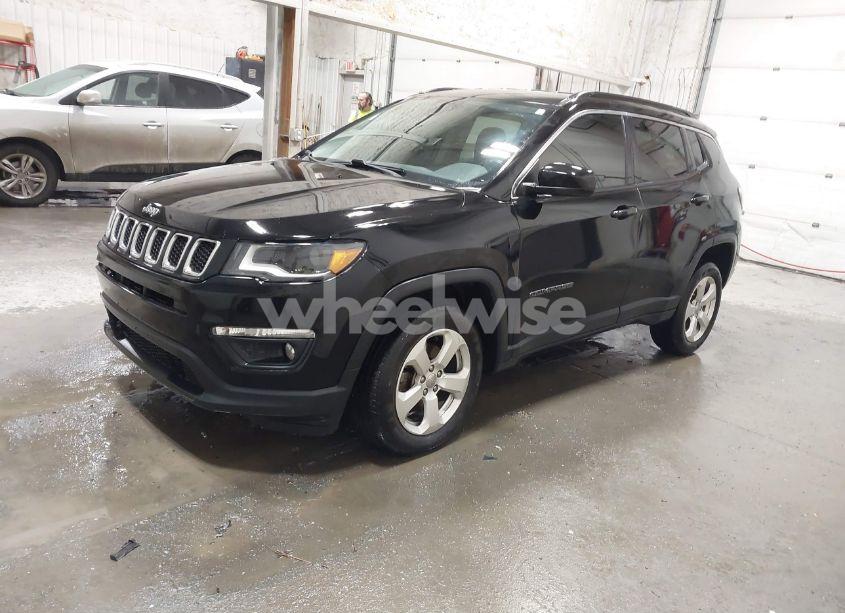 Photo 2 of 2018 Jeep Compass LATITUDE 4X4 (VIN 3C4NJDBB0JT432410)