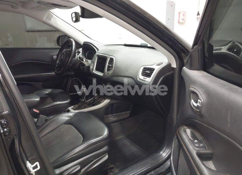 Photo 5 of 2018 Jeep Compass LATITUDE 4X4 (VIN 3C4NJDBB0JT432410)