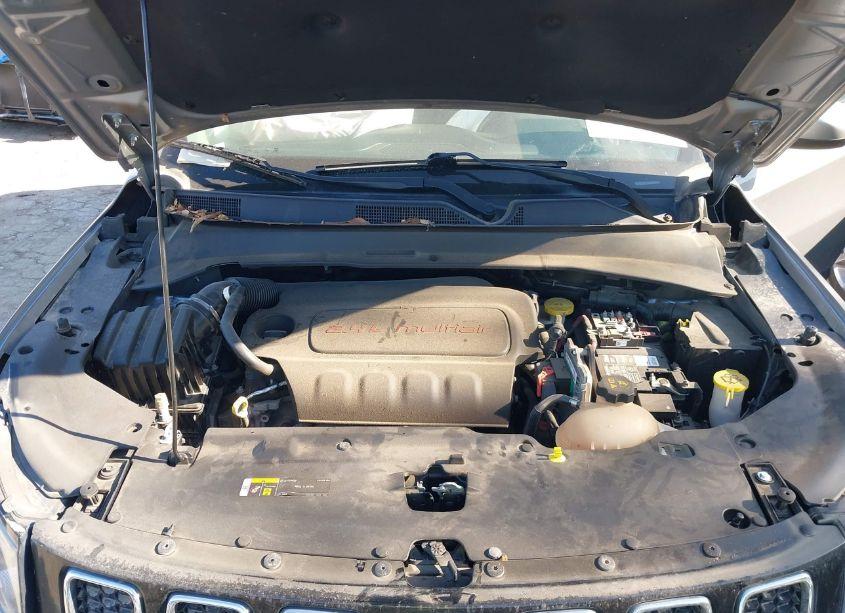 Photo 10 of 2019 Jeep Compass LATITUDE 4X4 (VIN 3C4NJDBB0KT683378)