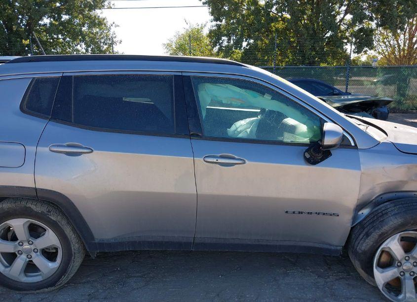 Photo 14 of 2019 Jeep Compass LATITUDE 4X4 (VIN 3C4NJDBB0KT683378)