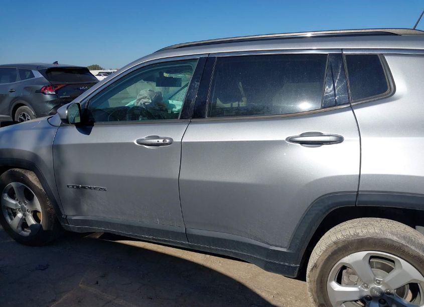 Photo 15 of 2019 Jeep Compass LATITUDE 4X4 (VIN 3C4NJDBB0KT683378)