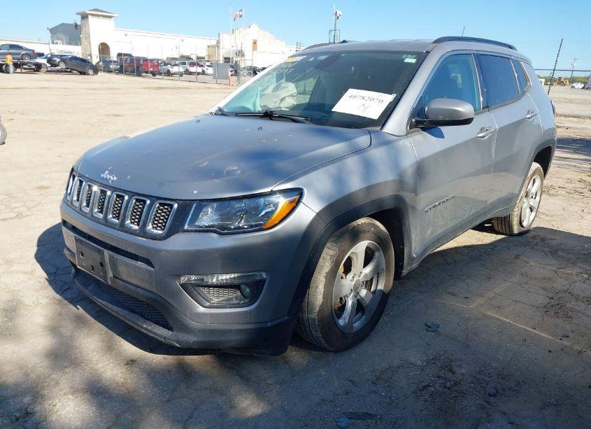 Photo 2 of 2019 Jeep Compass LATITUDE 4X4 (VIN 3C4NJDBB0KT683378)