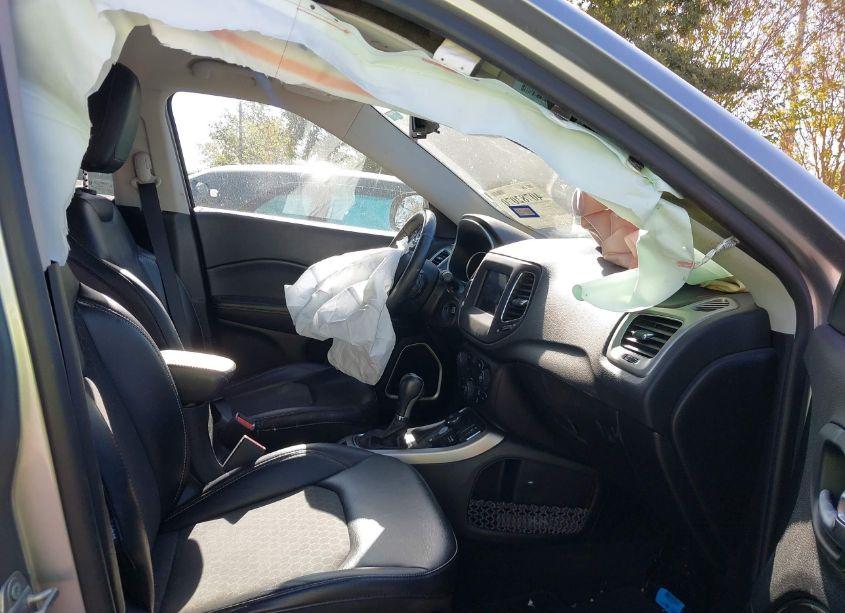 Photo 5 of 2019 Jeep Compass LATITUDE 4X4 (VIN 3C4NJDBB0KT683378)