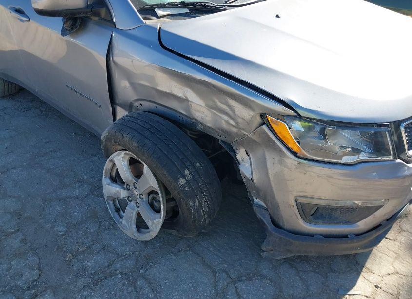 Photo 6 of 2019 Jeep Compass LATITUDE 4X4 (VIN 3C4NJDBB0KT683378)