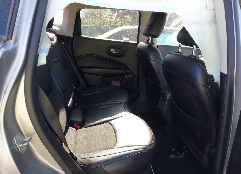 Photo 8 of 2019 Jeep Compass LATITUDE 4X4 (VIN 3C4NJDBB0KT683378)