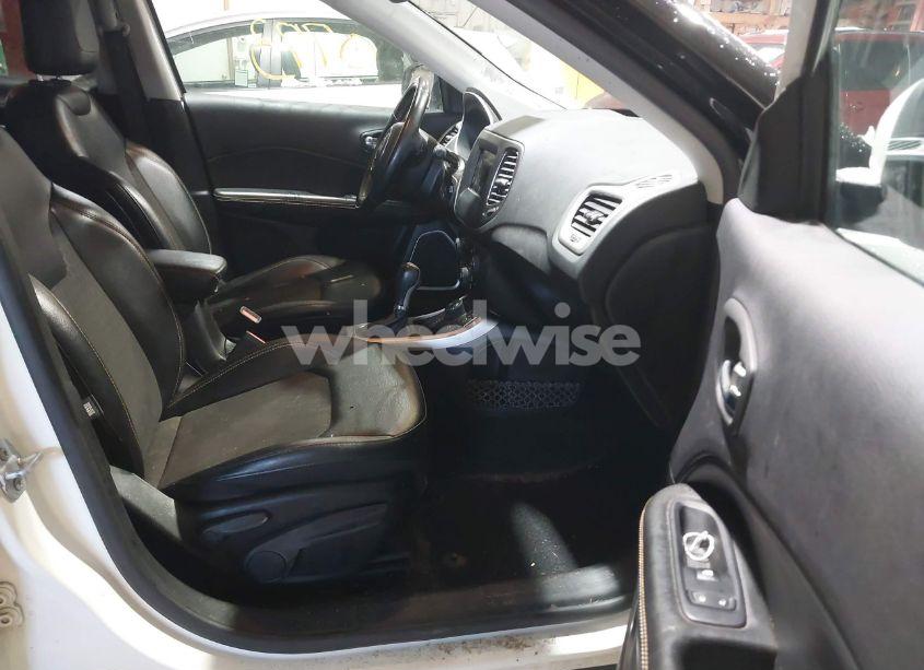 Photo 5 of 2020 Jeep Compass LATITUDE 4X4 (VIN 3C4NJDBB0LT175428)