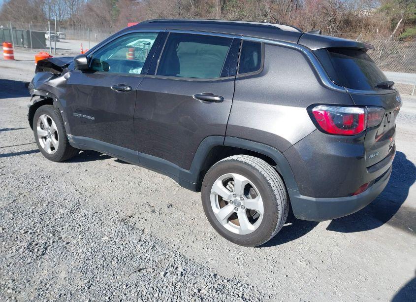 Photo 3 of 2018 Jeep Compass LATITUDE 4X4 (VIN 3C4NJDBB1JT178822)