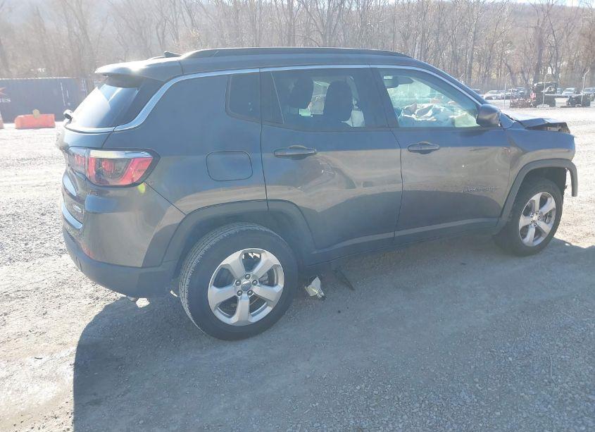 Photo 4 of 2018 Jeep Compass LATITUDE 4X4 (VIN 3C4NJDBB1JT178822)