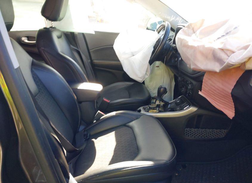 Photo 5 of 2018 Jeep Compass LATITUDE 4X4 (VIN 3C4NJDBB1JT178822)