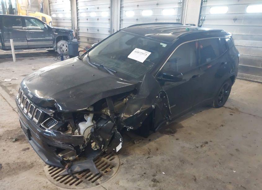 Photo 2 of 2018 Jeep Compass LATITUDE 4X4 (VIN 3C4NJDBB1JT185186)