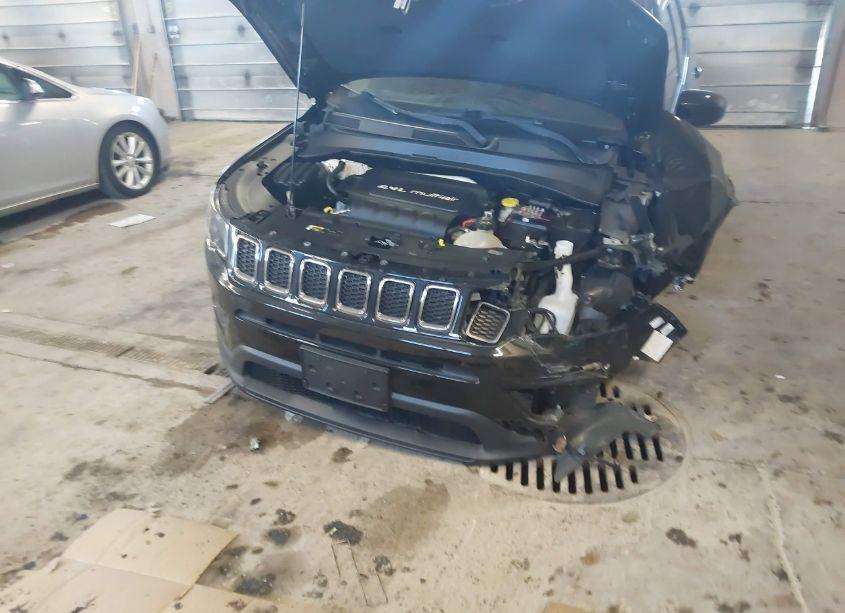 Photo 6 of 2018 Jeep Compass LATITUDE 4X4 (VIN 3C4NJDBB1JT185186)