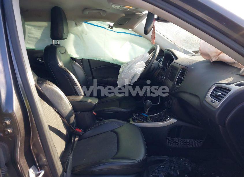 Photo 5 of 2019 Jeep Compass LATITUDE 4X4 (VIN 3C4NJDBB1KT709860)