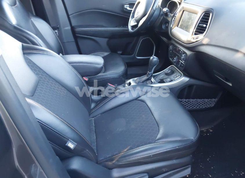 Photo 5 of 2019 Jeep Compass LATITUDE 4X4 (VIN 3C4NJDBB1KT807917)