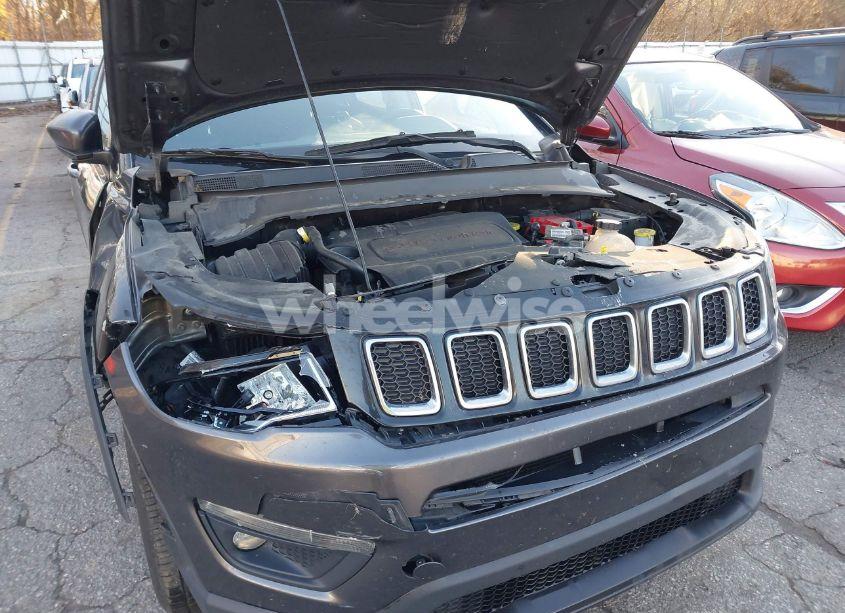 Photo 6 of 2019 Jeep Compass LATITUDE 4X4 (VIN 3C4NJDBB1KT807917)