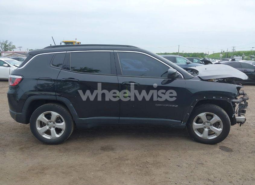 Photo 13 of 2018 Jeep Compass LATITUDE 4X4 (VIN 3C4NJDBB2JT246030)