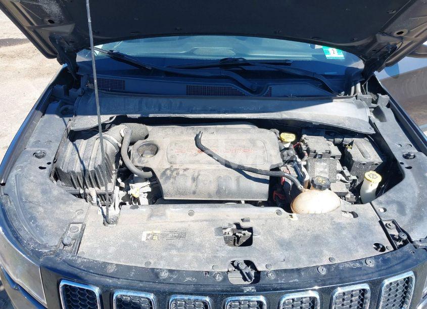 Photo 10 of 2018 Jeep Compass LATITUDE 4X4 (VIN 3C4NJDBB2JT284518)